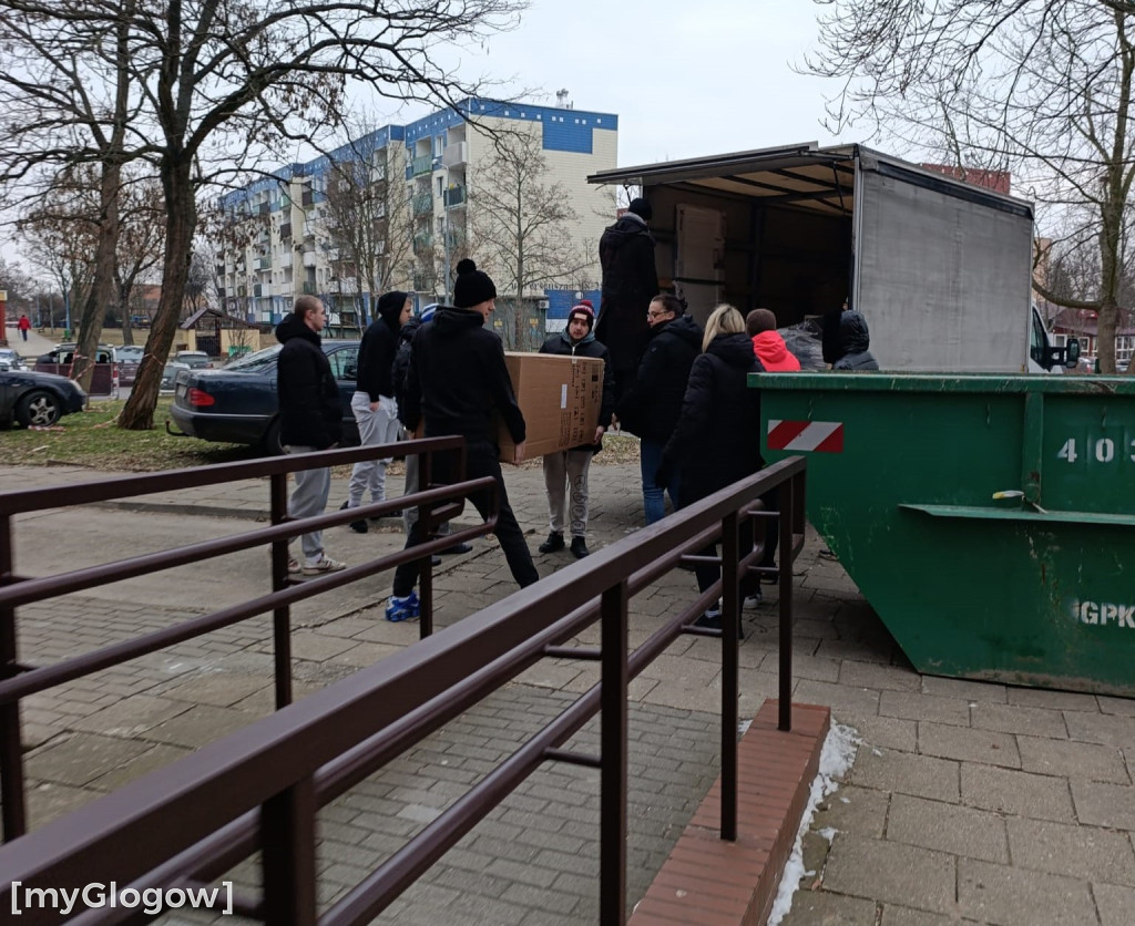 Rodzice i kibice remontują kochnię uczniom