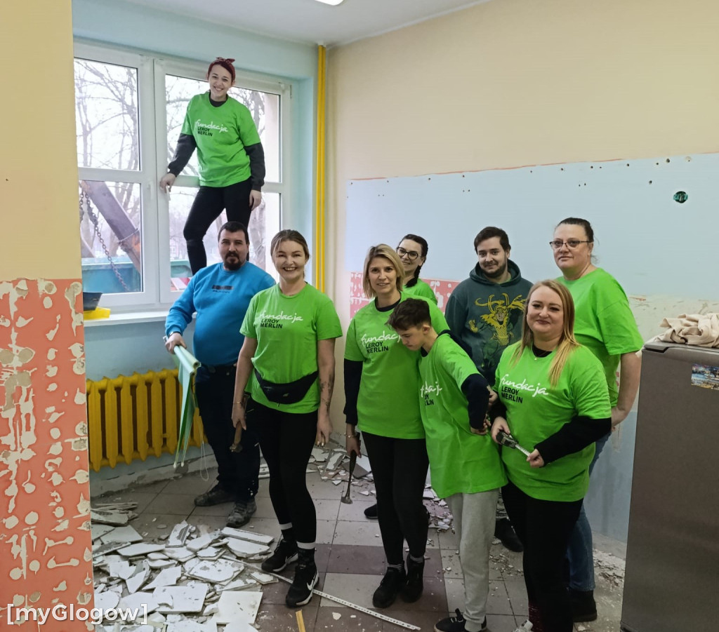 Rodzice i kibice remontują kochnię uczniom