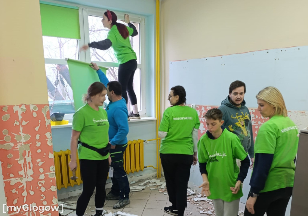 Rodzice i kibice remontują kochnię uczniom