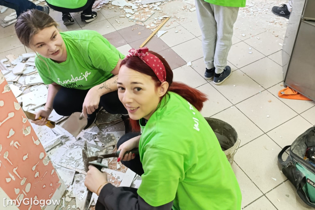 Rodzice i kibice remontują kochnię uczniom