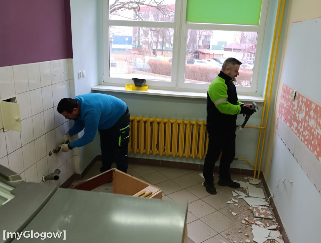 Rodzice i kibice remontują kochnię uczniom