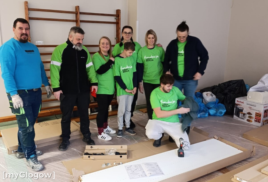 Rodzice i kibice remontują kochnię uczniom