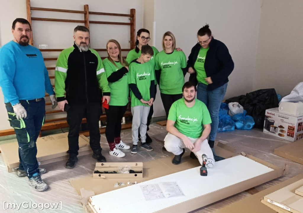 Rodzice i kibice remontują kochnię uczniom