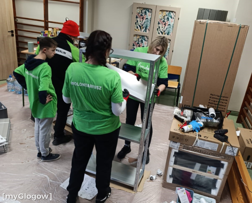 Rodzice i kibice remontują kochnię uczniom