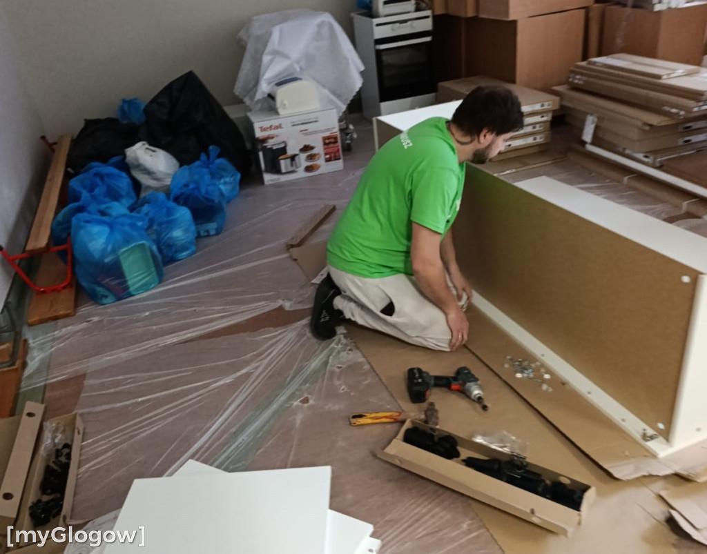 Rodzice i kibice remontują kochnię uczniom