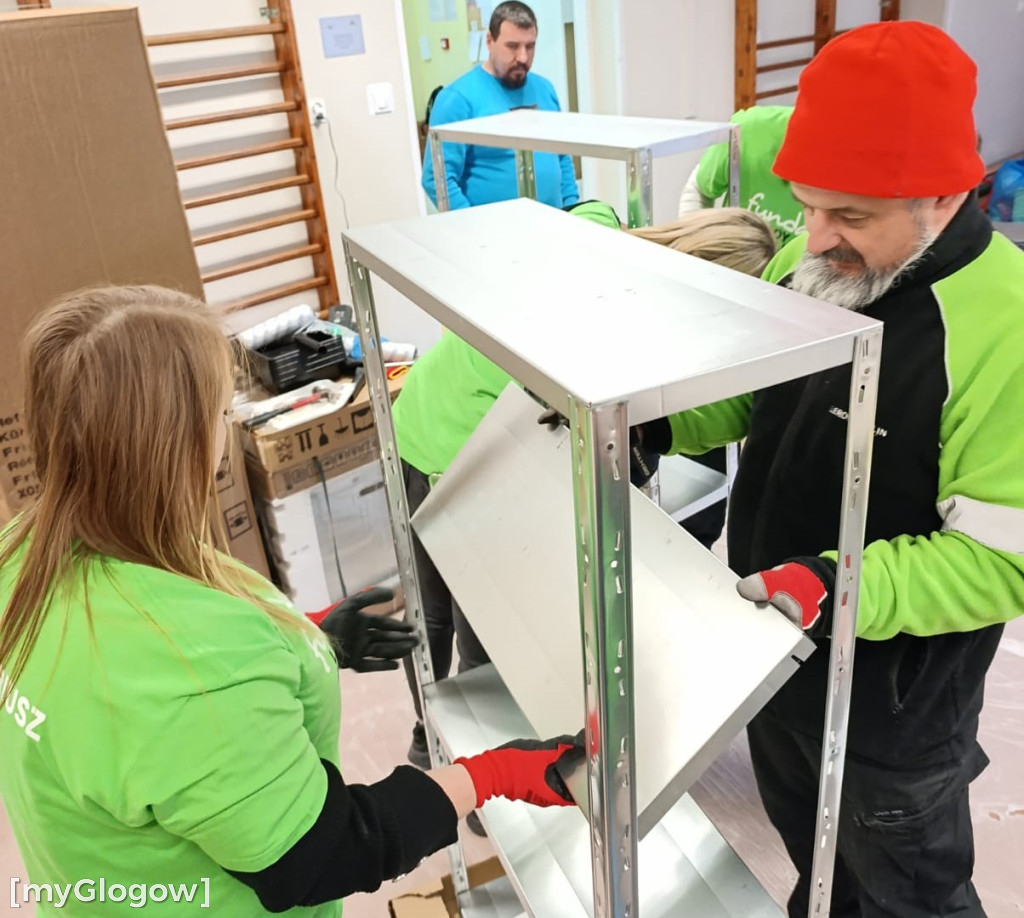 Rodzice i kibice remontują kochnię uczniom