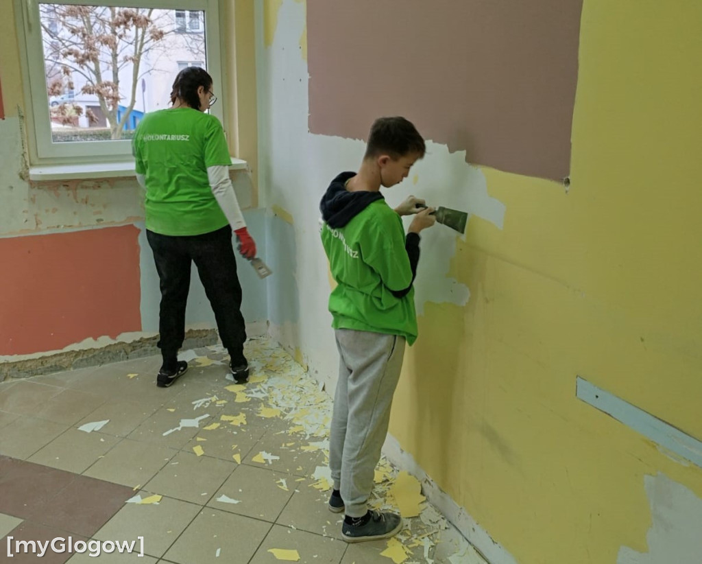 Rodzice i kibice remontują kochnię uczniom