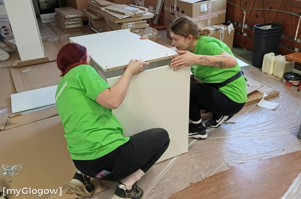 Rodzice i kibice remontują kochnię uczniom