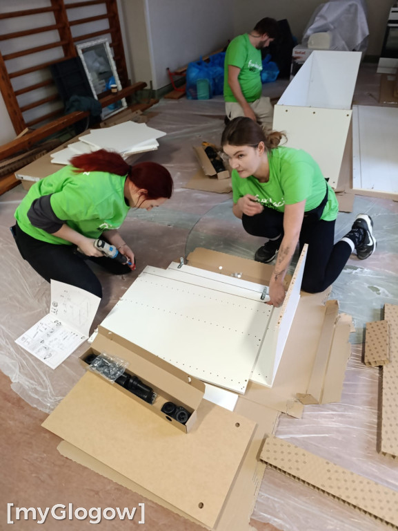 Rodzice i kibice remontują kochnię uczniom