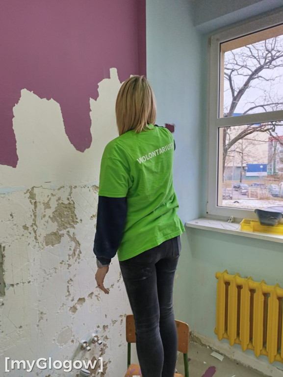 Rodzice i kibice remontują kochnię uczniom