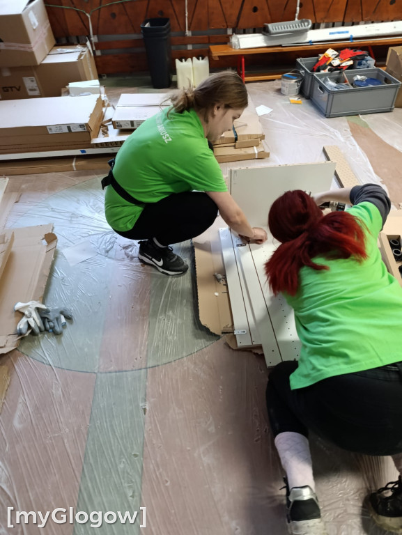 Rodzice i kibice remontują kochnię uczniom