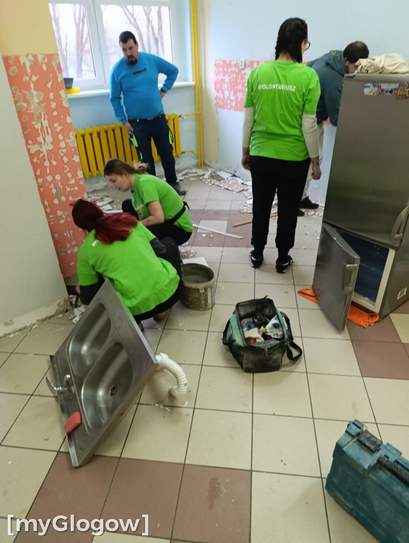 Rodzice i kibice remontują kochnię uczniom