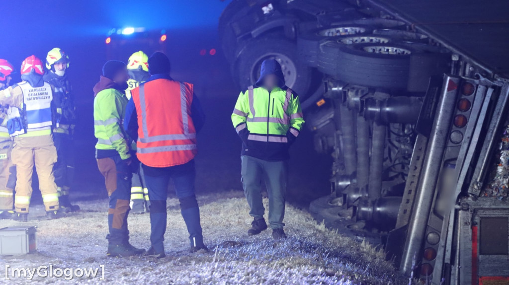 Ciężarówka w rowie pod Głogowem