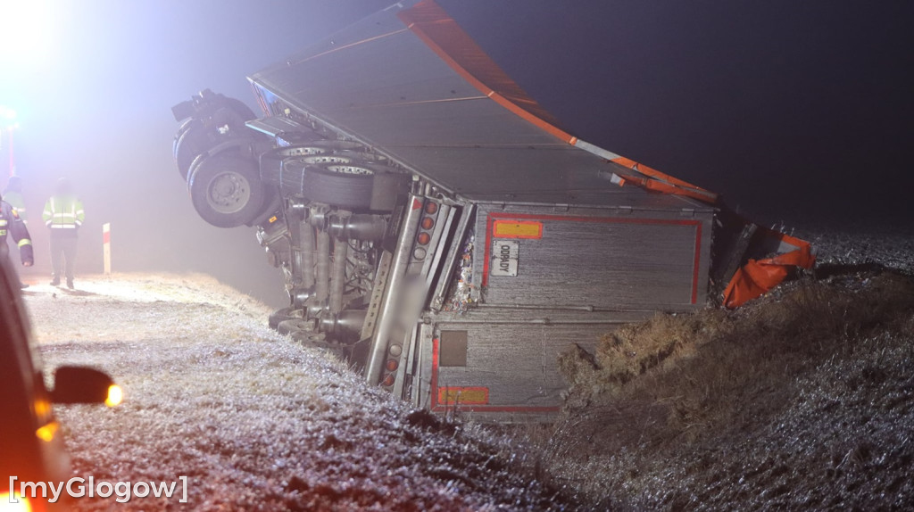 Ciężarówka w rowie pod Głogowem