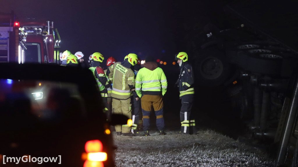 Ciężarówka w rowie pod Głogowem