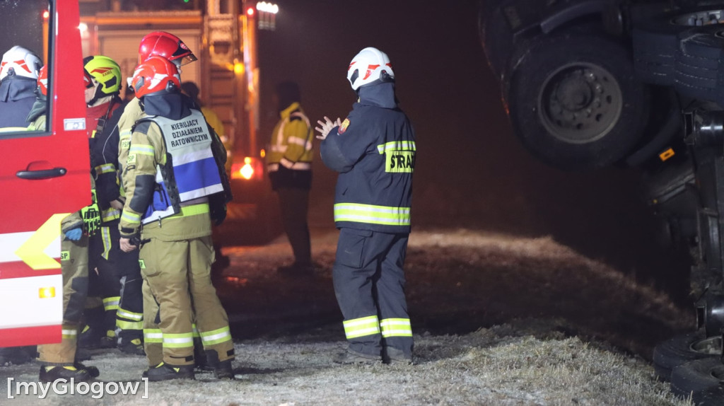 Ciężarówka w rowie pod Głogowem