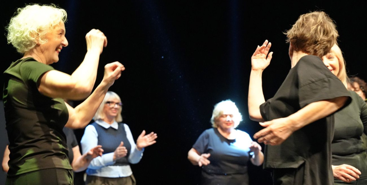 Aktorzy UTW na scenie teatru