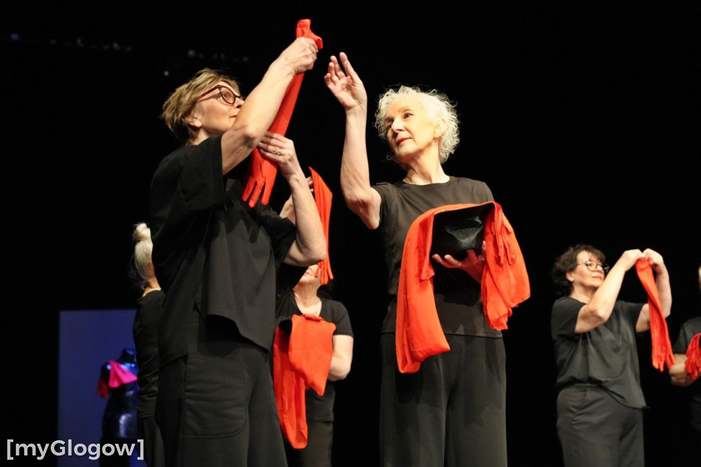 Aktorzy UTW na scenie teatru