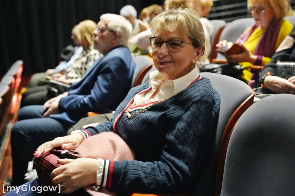 Aktorzy UTW na scenie teatru