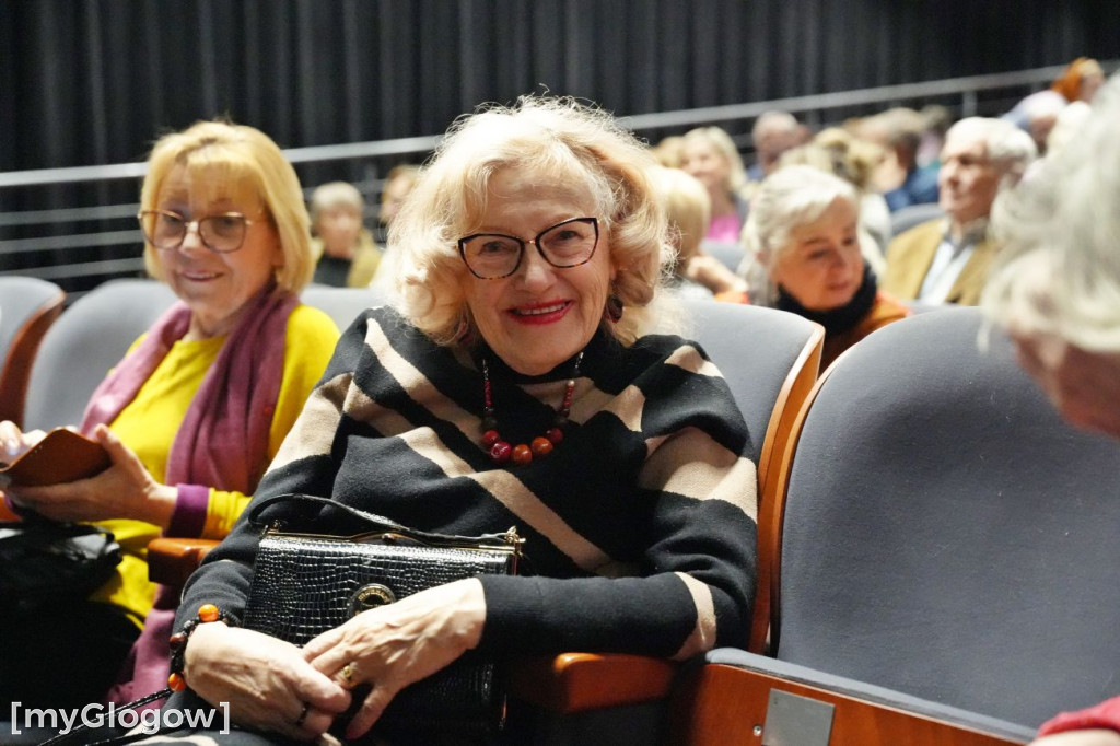 Aktorzy UTW na scenie teatru