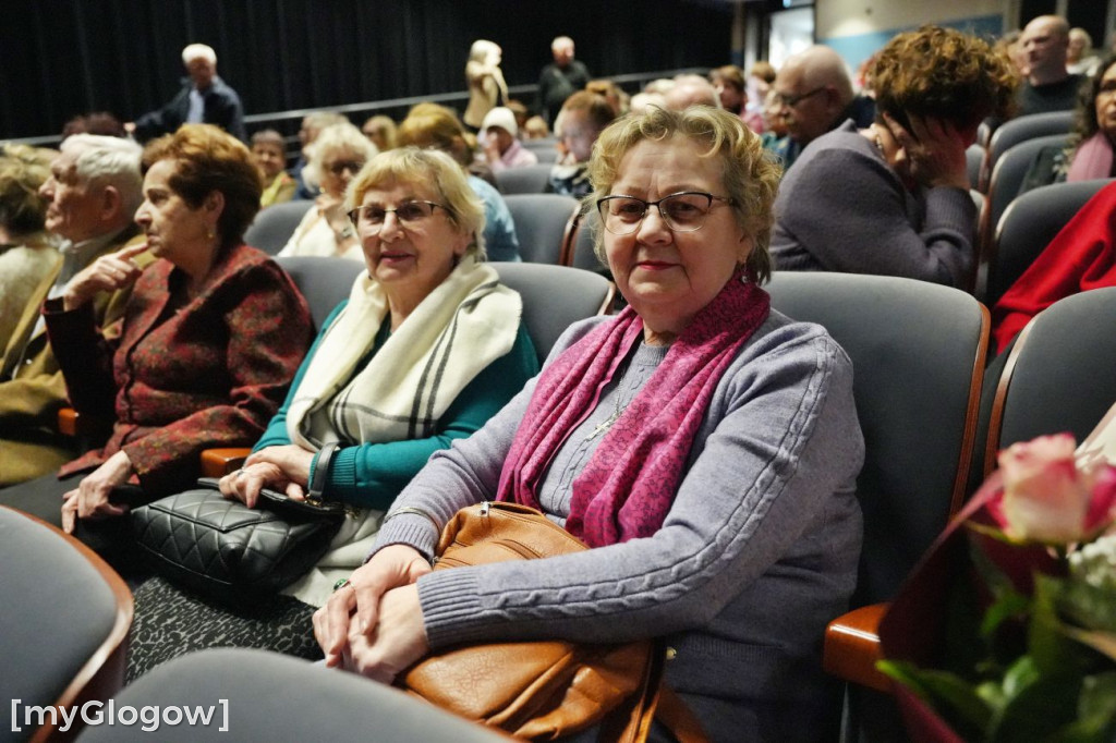 Aktorzy UTW na scenie teatru