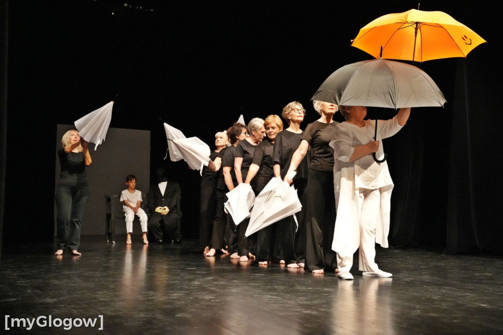 Aktorzy UTW na scenie teatru