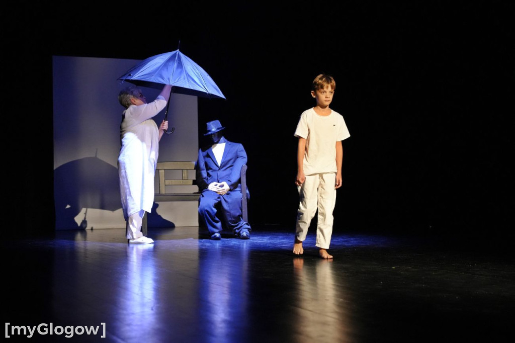 Aktorzy UTW na scenie teatru