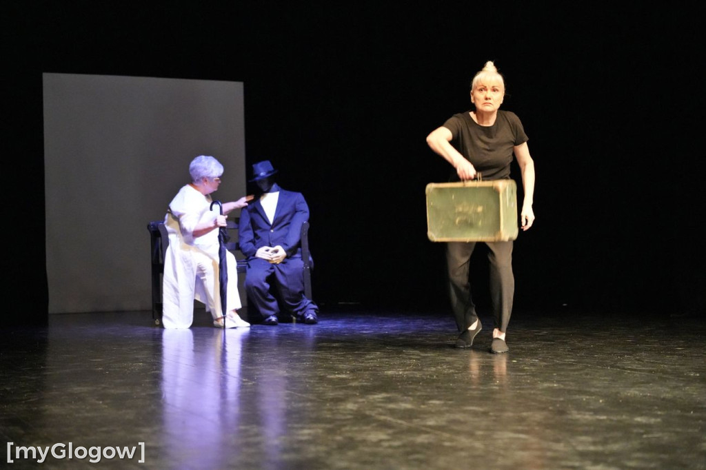 Aktorzy UTW na scenie teatru