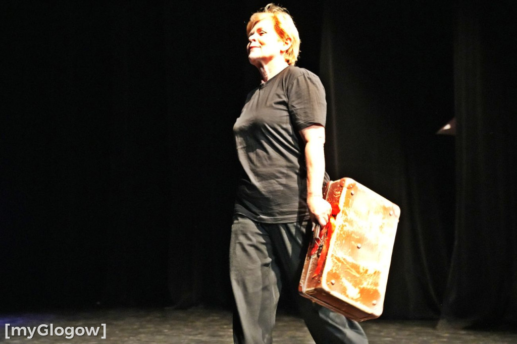 Aktorzy UTW na scenie teatru