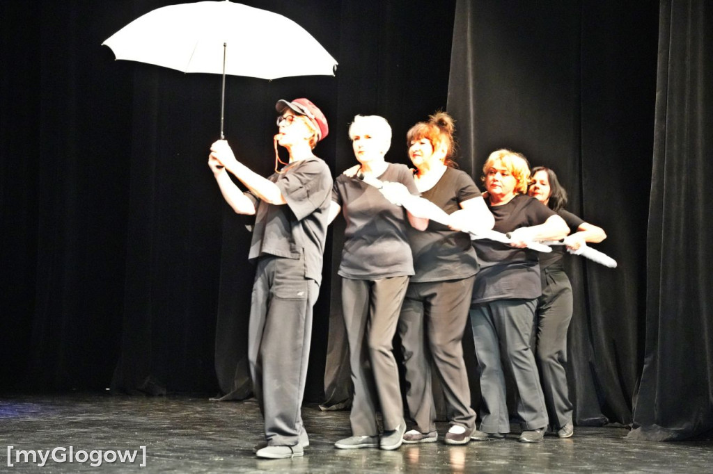 Aktorzy UTW na scenie teatru