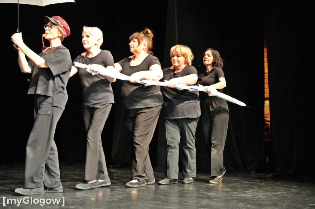 Aktorzy UTW na scenie teatru