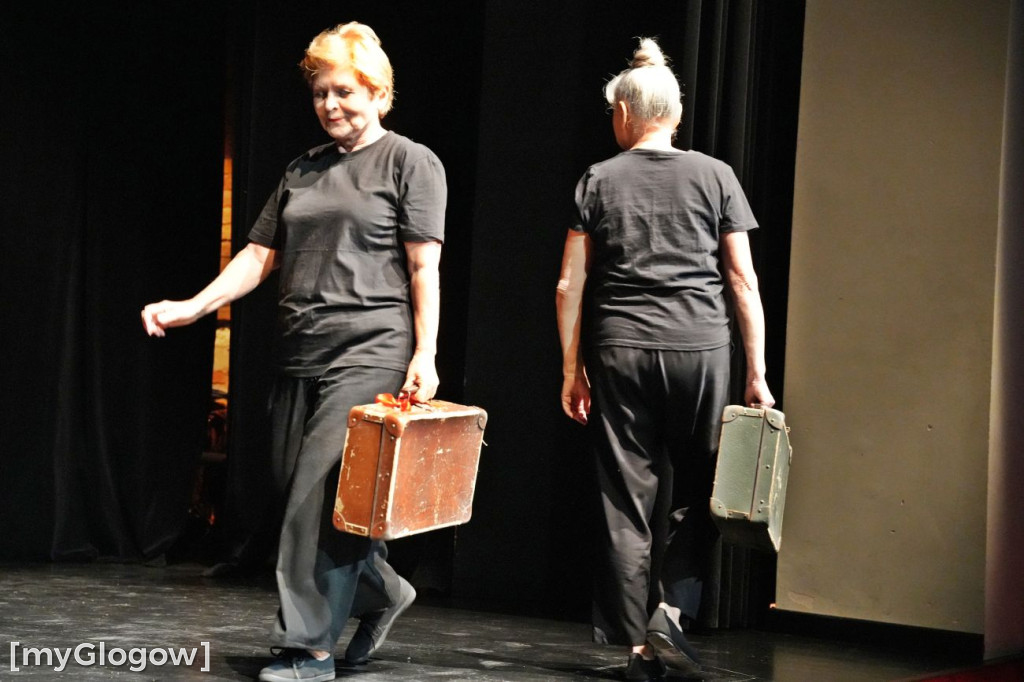 Aktorzy UTW na scenie teatru