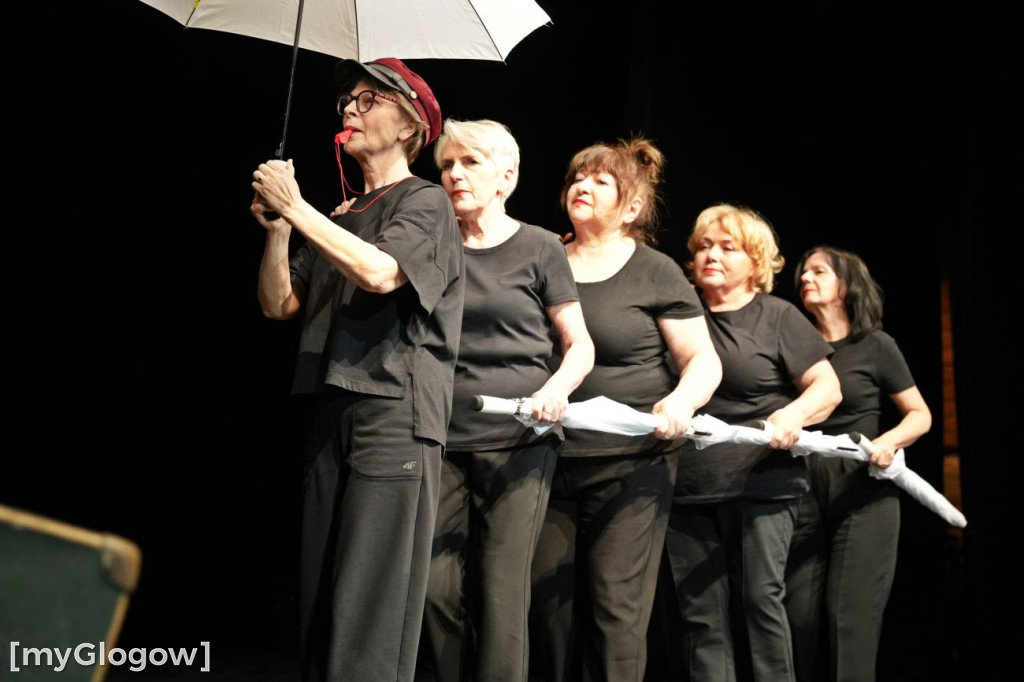 Aktorzy UTW na scenie teatru