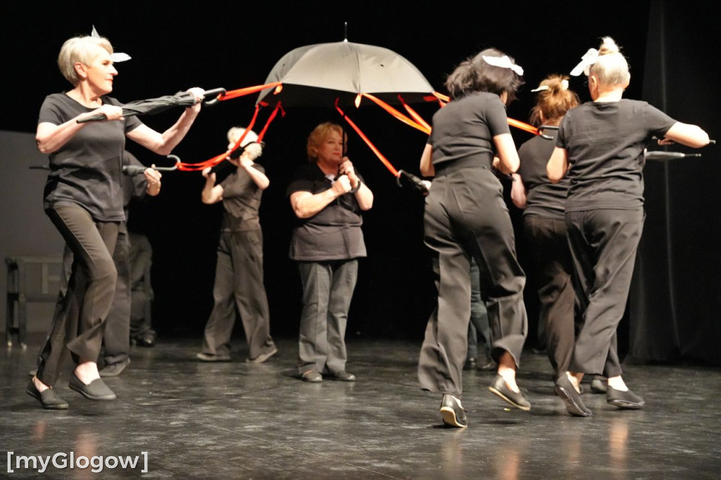 Aktorzy UTW na scenie teatru