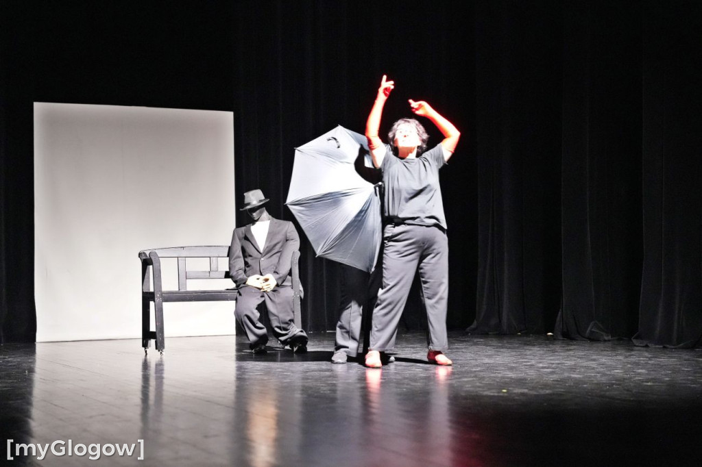 Aktorzy UTW na scenie teatru