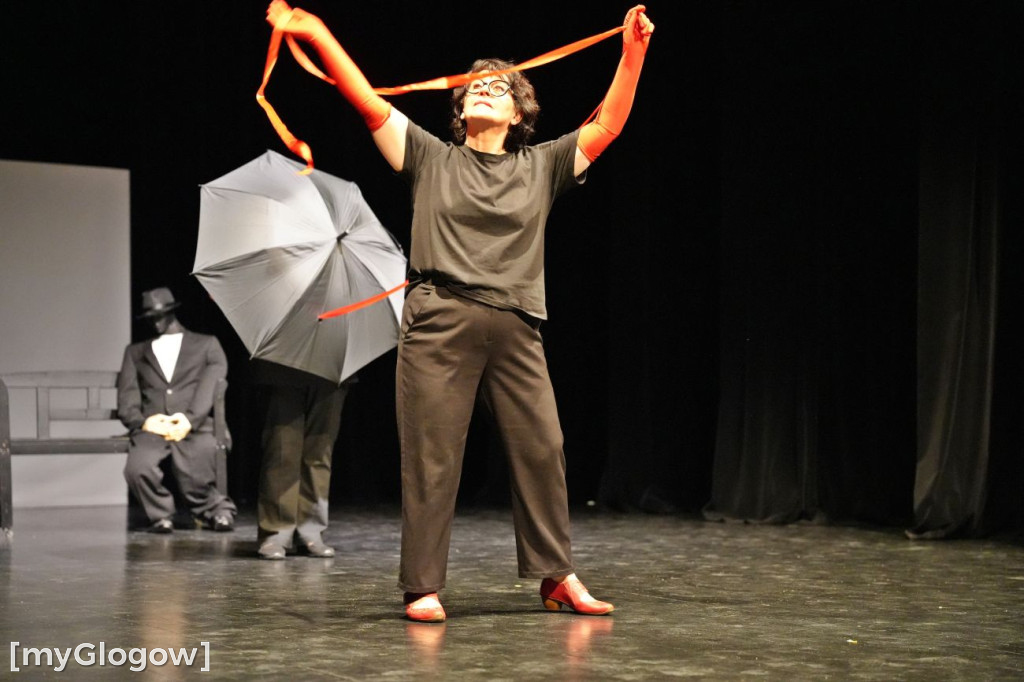 Aktorzy UTW na scenie teatru