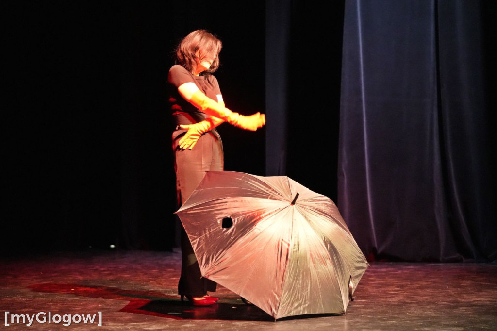 Aktorzy UTW na scenie teatru