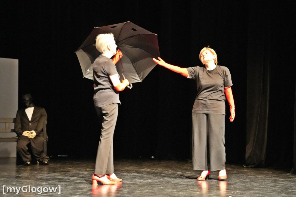 Aktorzy UTW na scenie teatru