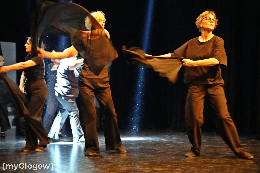 Aktorzy UTW na scenie teatru