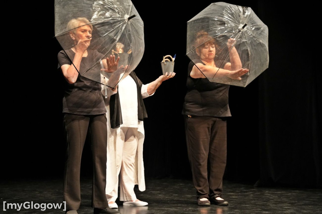 Aktorzy UTW na scenie teatru