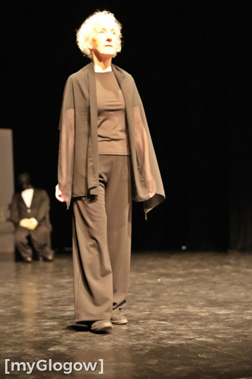 Aktorzy UTW na scenie teatru