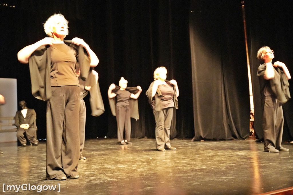 Aktorzy UTW na scenie teatru