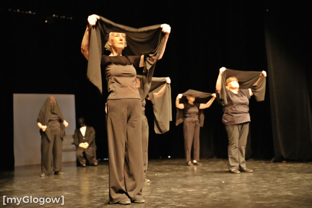 Aktorzy UTW na scenie teatru