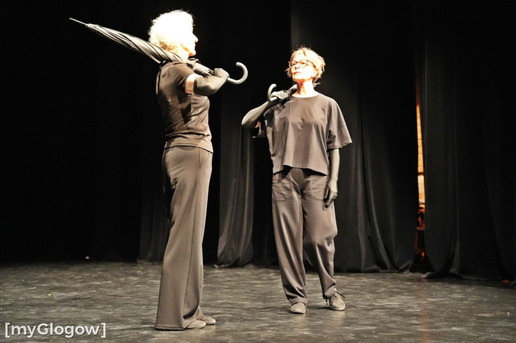 Aktorzy UTW na scenie teatru