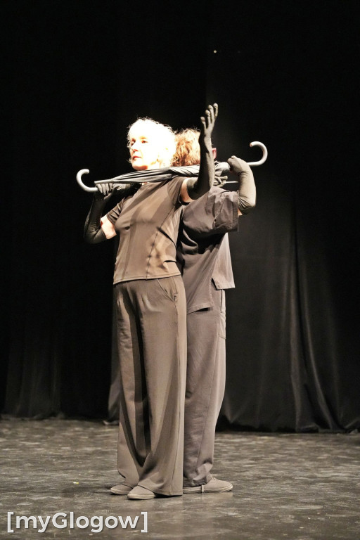 Aktorzy UTW na scenie teatru