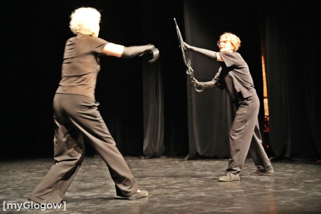 Aktorzy UTW na scenie teatru