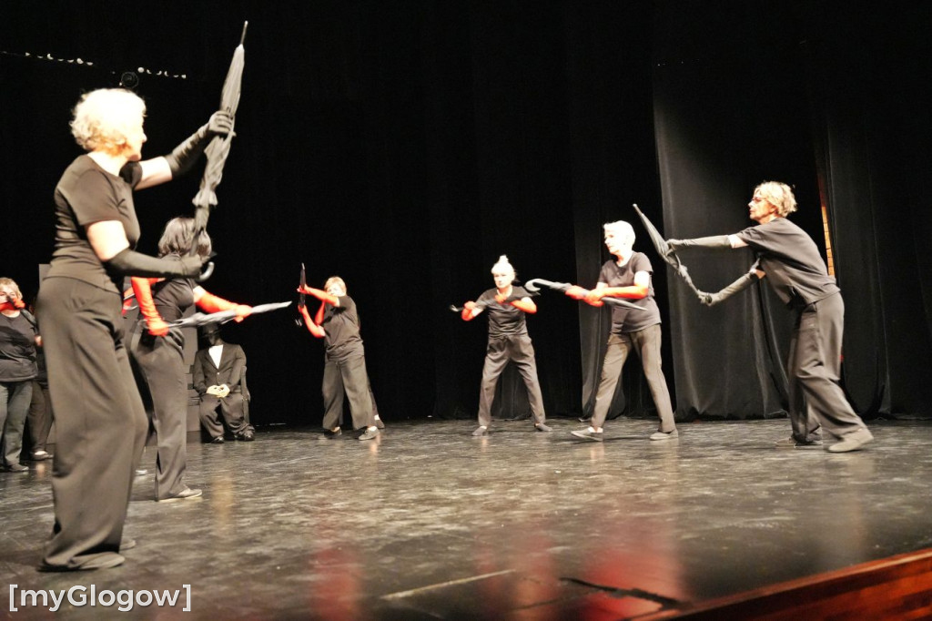 Aktorzy UTW na scenie teatru