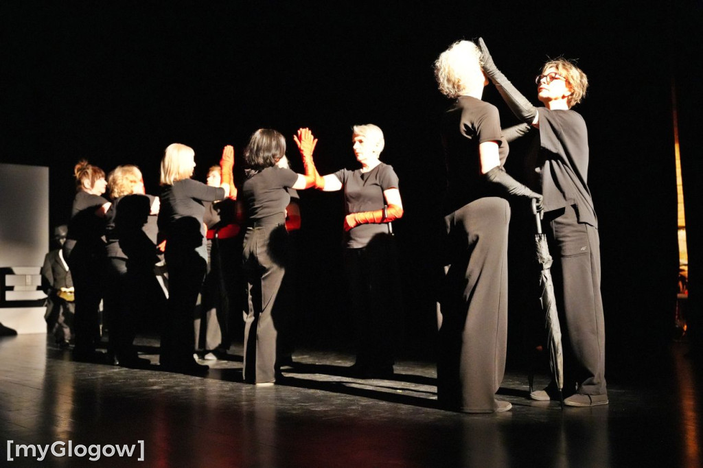 Aktorzy UTW na scenie teatru