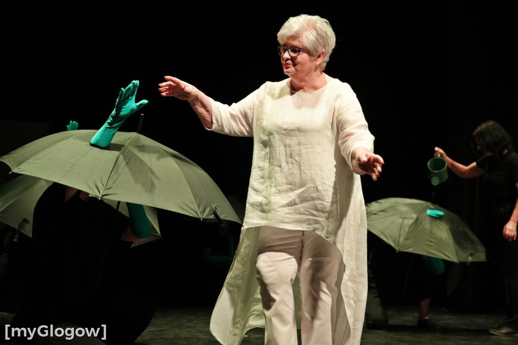 Aktorzy UTW na scenie teatru