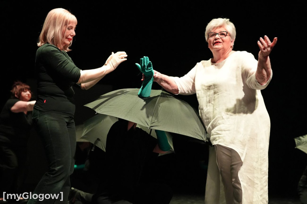 Aktorzy UTW na scenie teatru